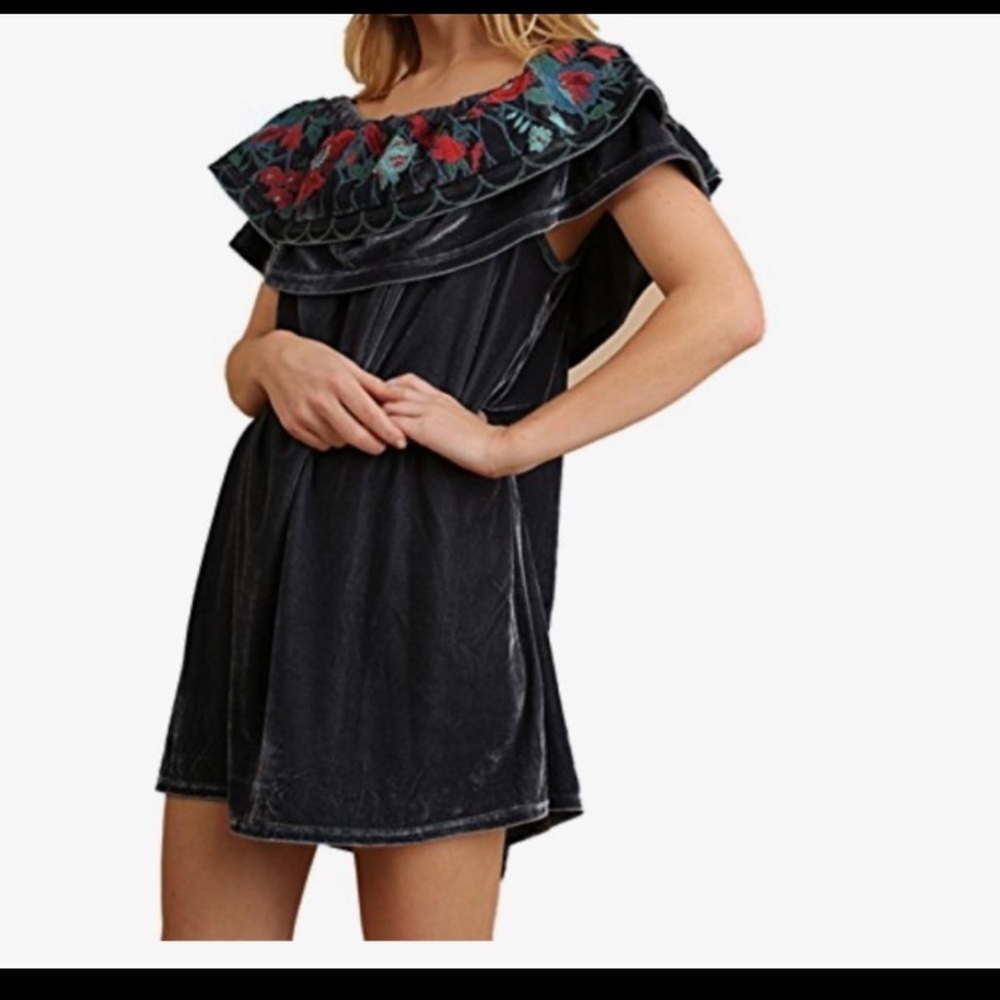 Umgee USA Off Shoulder Black Velvet With Embroidered Detail S NWT